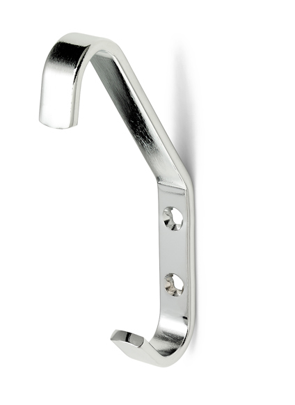 Kromad klädkrok med två skruvhål för montering, upphängd mot en vit bakgrund.