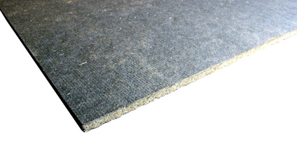 Närbild av en mörkgrå asfaboardskiva med en grov yta och en jämn kant.