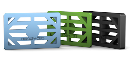 Tre färgade plastdistansbrickor med texten "EUROSPACERS".