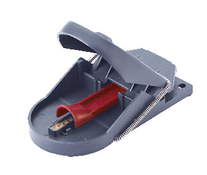 Grå musfälla med röd avtryckare och metalldel, fjädermekanism synlig.