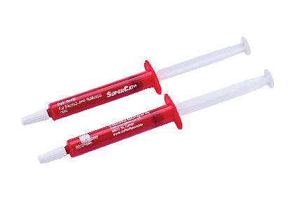 Två röda sprutor med text: "SUPER CAT® Bait Refresher for Mouse and Rat Traps".