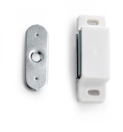 Vitt magnetlås med metallplatta. Låset har två skruvhål och är i plast. Plattan är avlång med ett centralt hål.