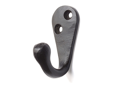 Svart smidd krok med två monteringshål, formad som en hakparentes, mot vit bakgrund.
