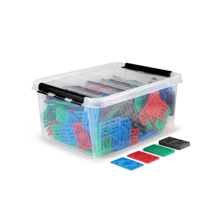 Transparent förvaringslåda med olika färgade plastbrickor i rött, blått, grönt och grått, samt några brickor utanför lådan.