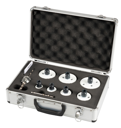 Hålsågssats i vit plast och metall med flera storlekar i en metallåda med skuminlägg och låshandtag.