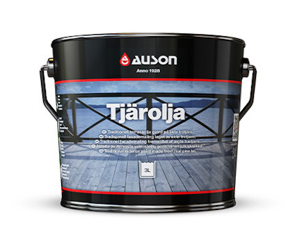Svart plåtburk med texten "Tjärolja" och "Auson" på framsidan, samt bild av ett staket och trätrall.