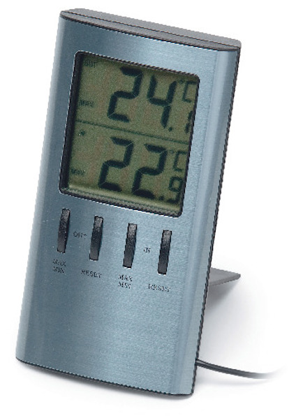 Digital termometer med silverfärgad ram, visar inomhus- och utomhustemperaturer. Svart display med knappar under.