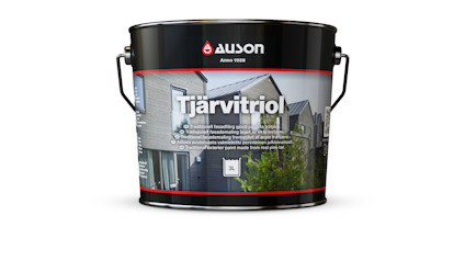 Svart hink med texten "Tjärvitriol" och varumärket "Auson". Bild på fasader och ett träd synlig på etiketten. Innehåll 3 liter.